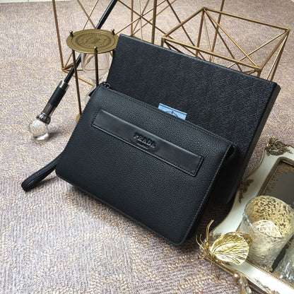Pochette 26 en cuir de cerf noir avec logo en relief