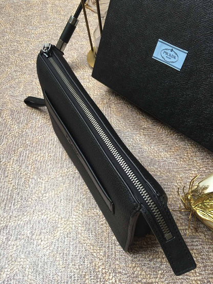 Pochette 26 en cuir de cerf noir avec logo en relief