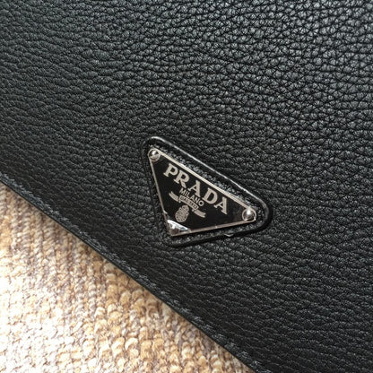 Pochette 26 en cuir de cerf noir avec logo en relief