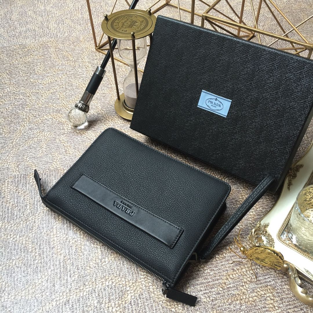 Pochette 26 en cuir de cerf noir avec logo en relief