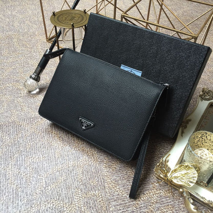Pochette 26 en cuir de cerf noir avec logo en relief