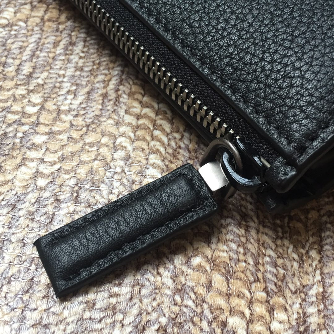 Pochette 26 en cuir de cerf noir avec logo en relief