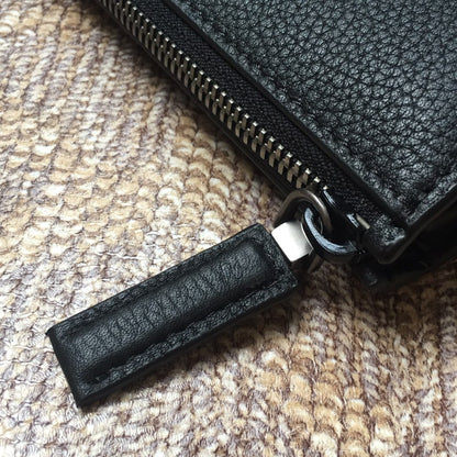 Pochette 26 en cuir de cerf noir avec logo en relief