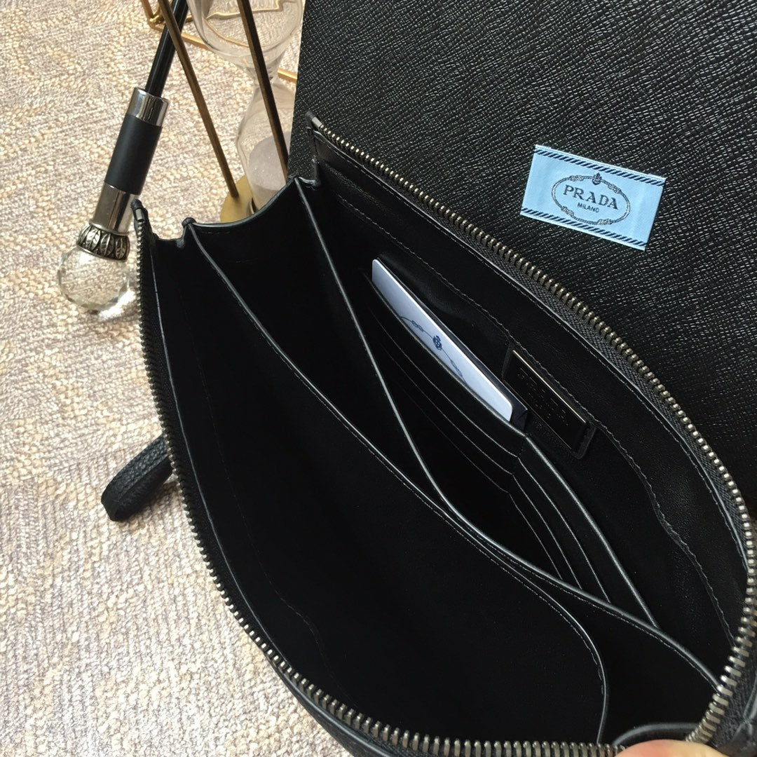 Pochette 26 en cuir de cerf noir avec logo en relief