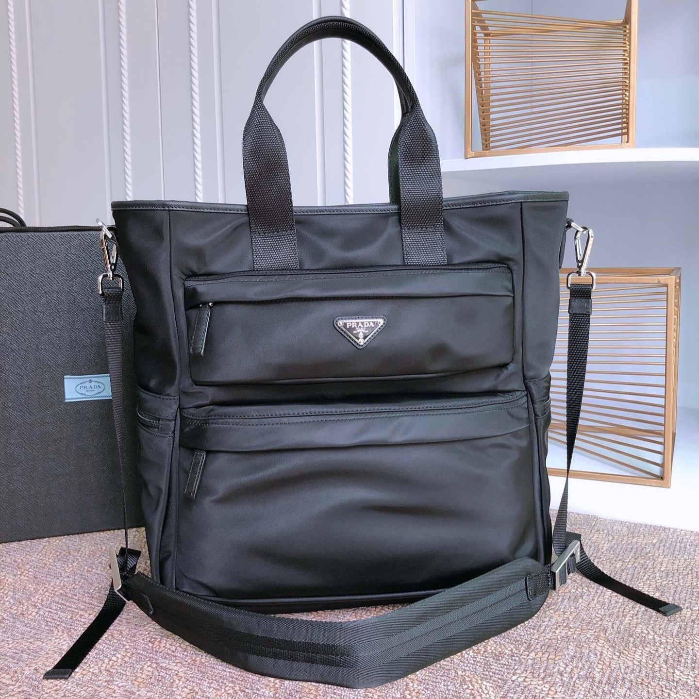 SAC CABAS 38 EN RE-NYLON NOIR ET BORDURE EN CUIR SAFFIANO
