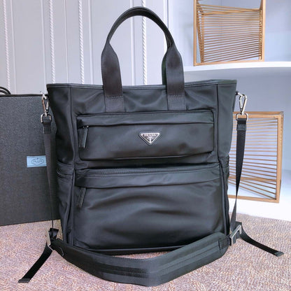 SAC CABAS 38 EN RE-NYLON NOIR ET BORDURE EN CUIR SAFFIANO