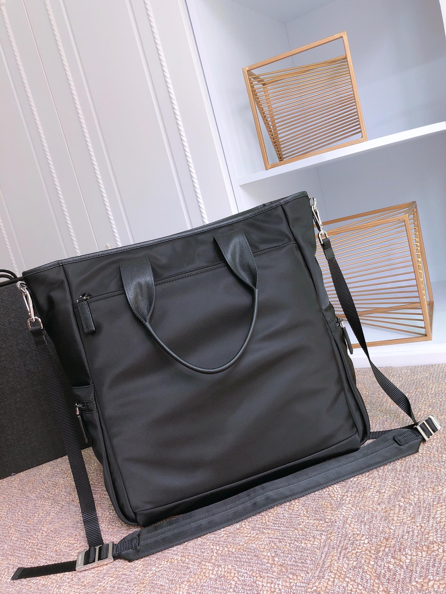 SAC CABAS 38 EN RE-NYLON NOIR ET BORDURE EN CUIR SAFFIANO