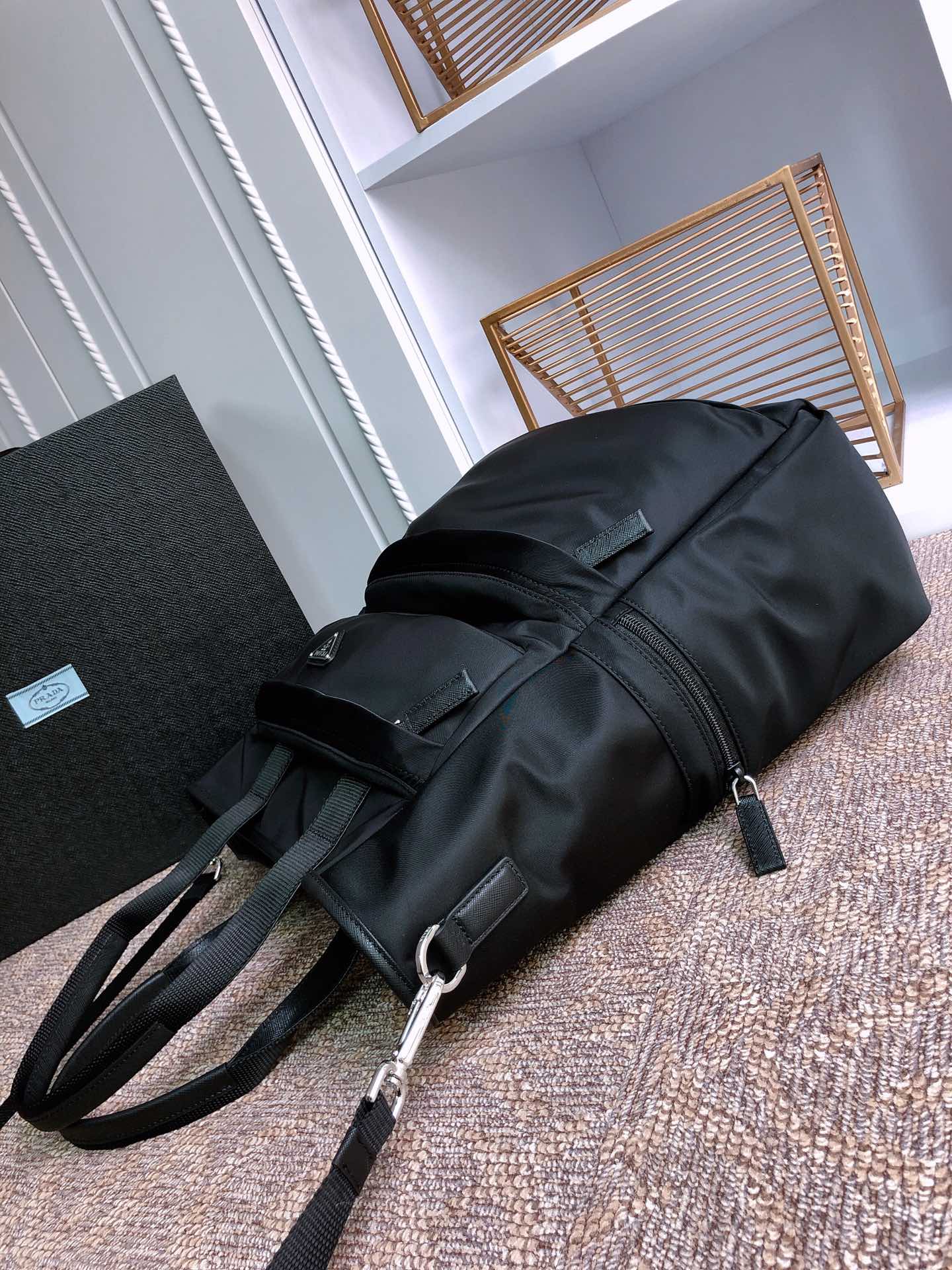 SAC CABAS 38 EN RE-NYLON NOIR ET BORDURE EN CUIR SAFFIANO