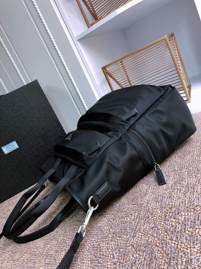SAC CABAS 38 EN RE-NYLON NOIR ET BORDURE EN CUIR SAFFIANO