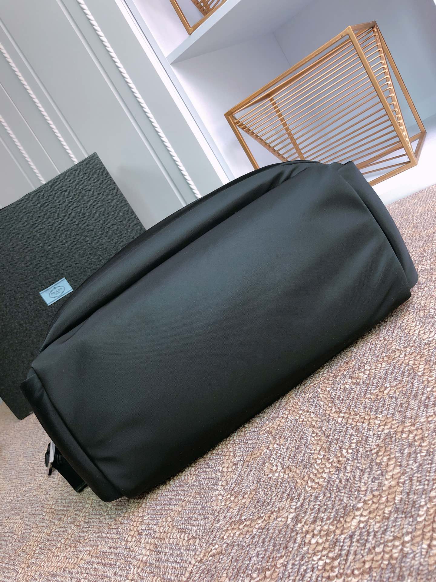 SAC CABAS 38 EN RE-NYLON NOIR ET BORDURE EN CUIR SAFFIANO