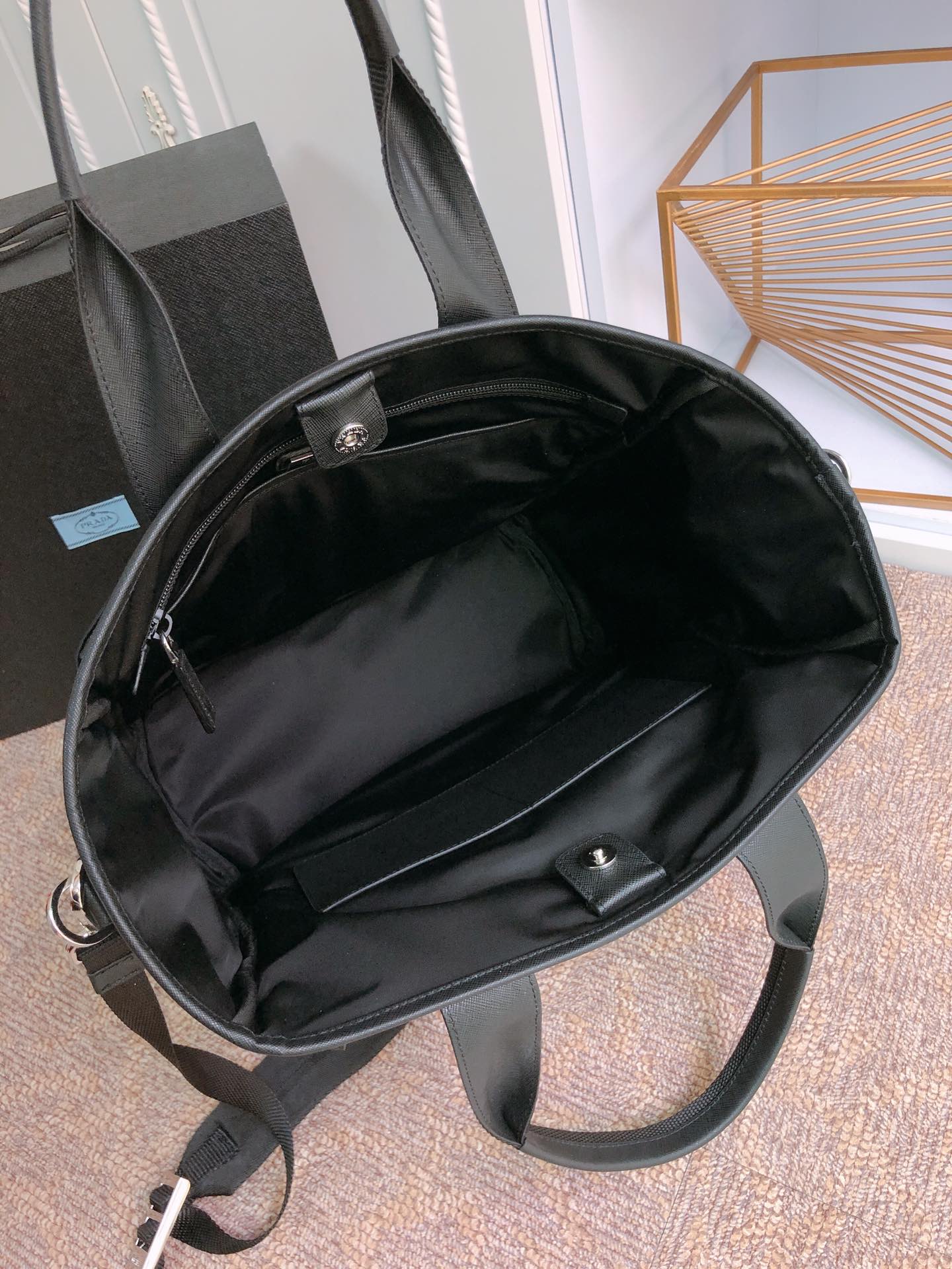 SAC CABAS 38 EN RE-NYLON NOIR ET BORDURE EN CUIR SAFFIANO