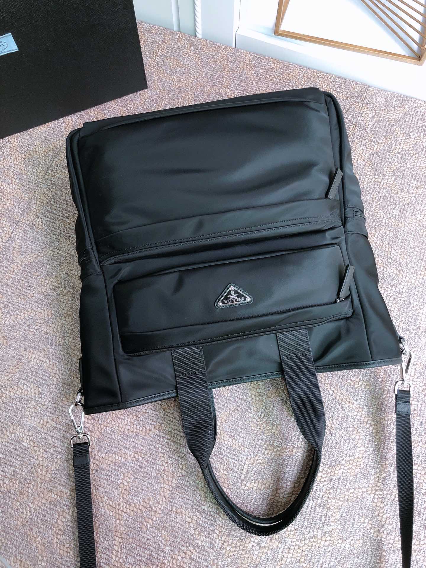 SAC CABAS 38 EN RE-NYLON NOIR ET BORDURE EN CUIR SAFFIANO
