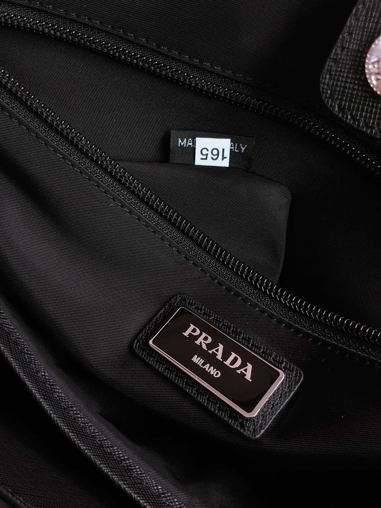 SAC CABAS 38 EN RE-NYLON NOIR ET BORDURE EN CUIR SAFFIANO