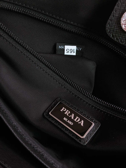 SAC CABAS 38 EN RE-NYLON NOIR ET BORDURE EN CUIR SAFFIANO