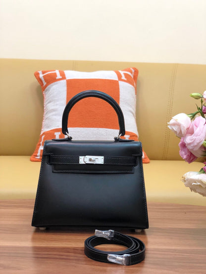 SAC KELLY MINI 20 EN CUIR DE VEAU LISSE NOIR AVEC QUINCAILLERIE ARGENTÉE (FABRIQUÉ SUR COMMANDE)