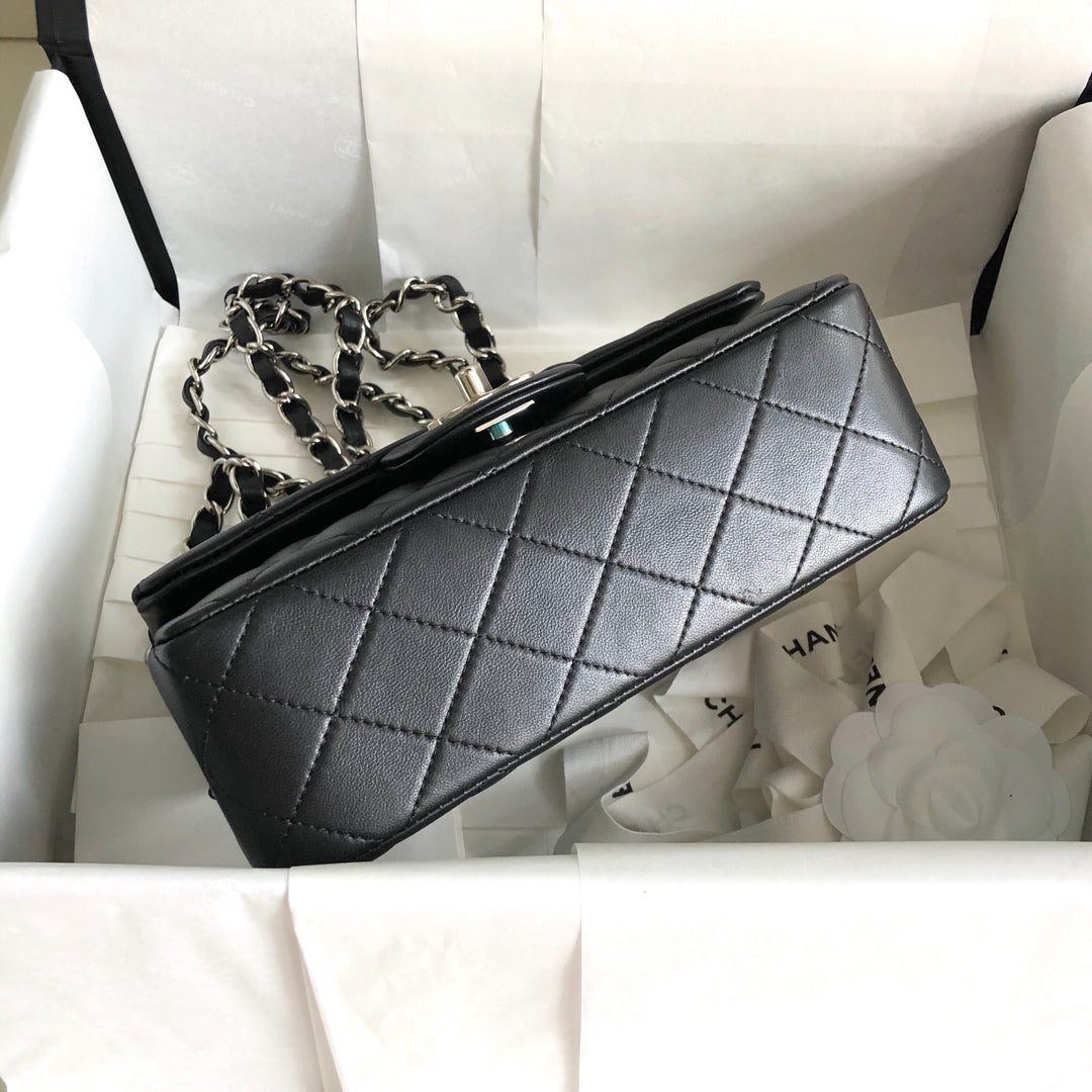 ミニ レクタングル フラップバッグ 20cm ブラック ラムスキン シルバー金具