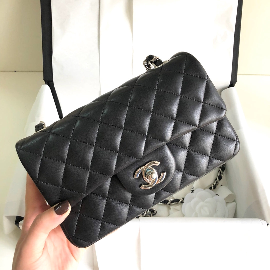 ミニ レクタングル フラップバッグ 20cm ブラック ラムスキン シルバー金具