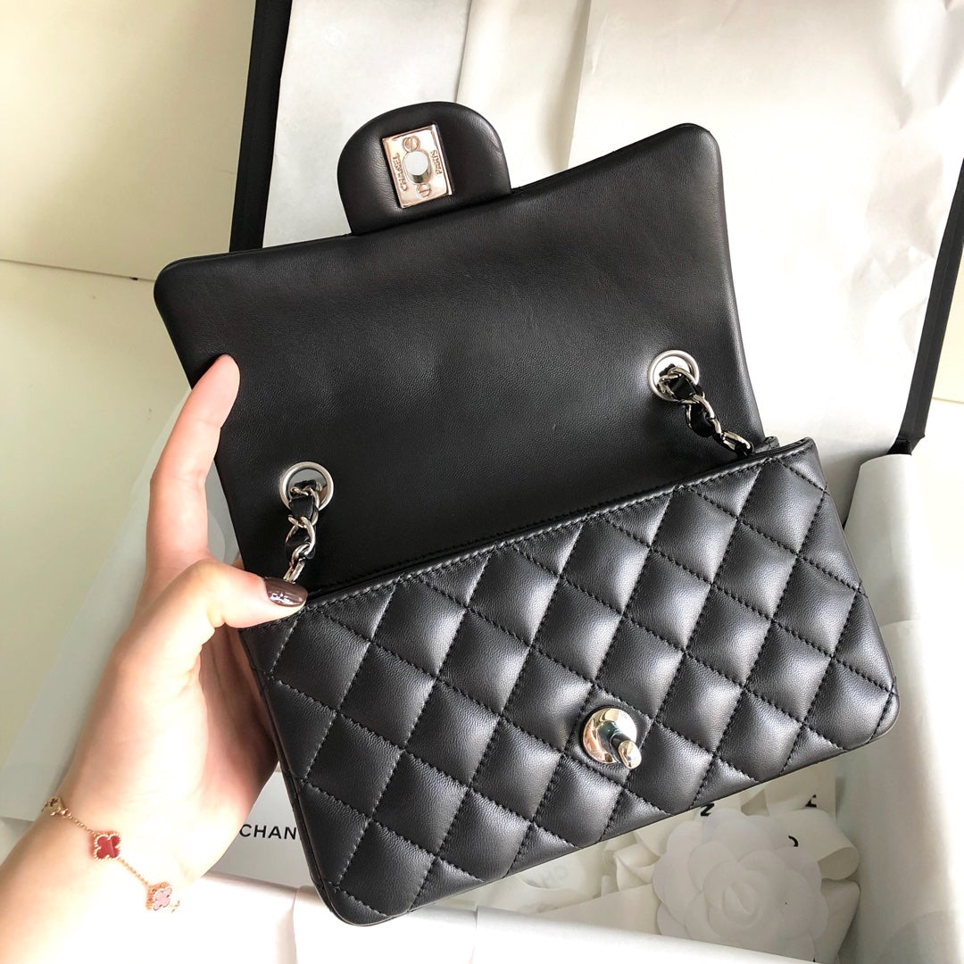 ミニ レクタングル フラップバッグ 20cm ブラック ラムスキン シルバー金具