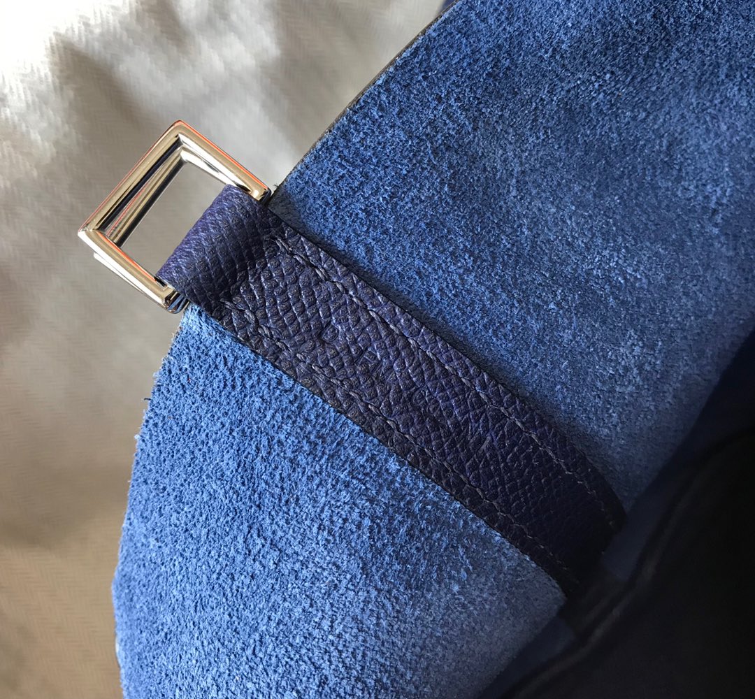 HM PICOTIN LOCK 18 EPSOM BLEU MARINE AVEC SANGLE TRESSE