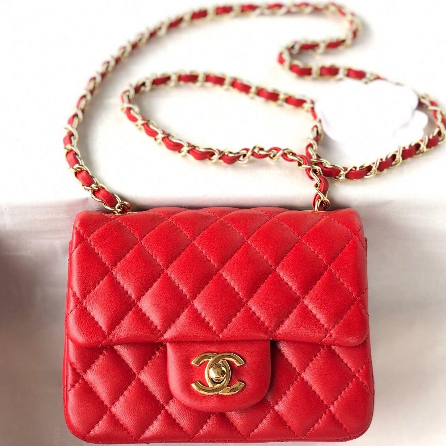 MINI SAC À RABAT CARRÉ 17 CM EN CUIR D'AGNEAU ROUGE QUINCAILLERIE DORÉE