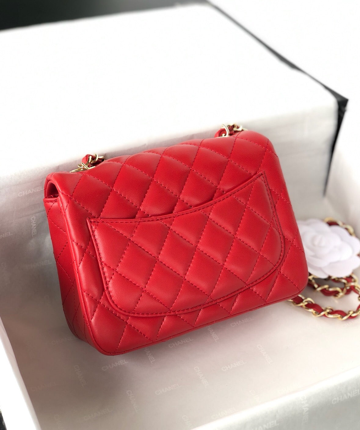 MINI SAC À RABAT CARRÉ 17 CM EN CUIR D'AGNEAU ROUGE QUINCAILLERIE DORÉE