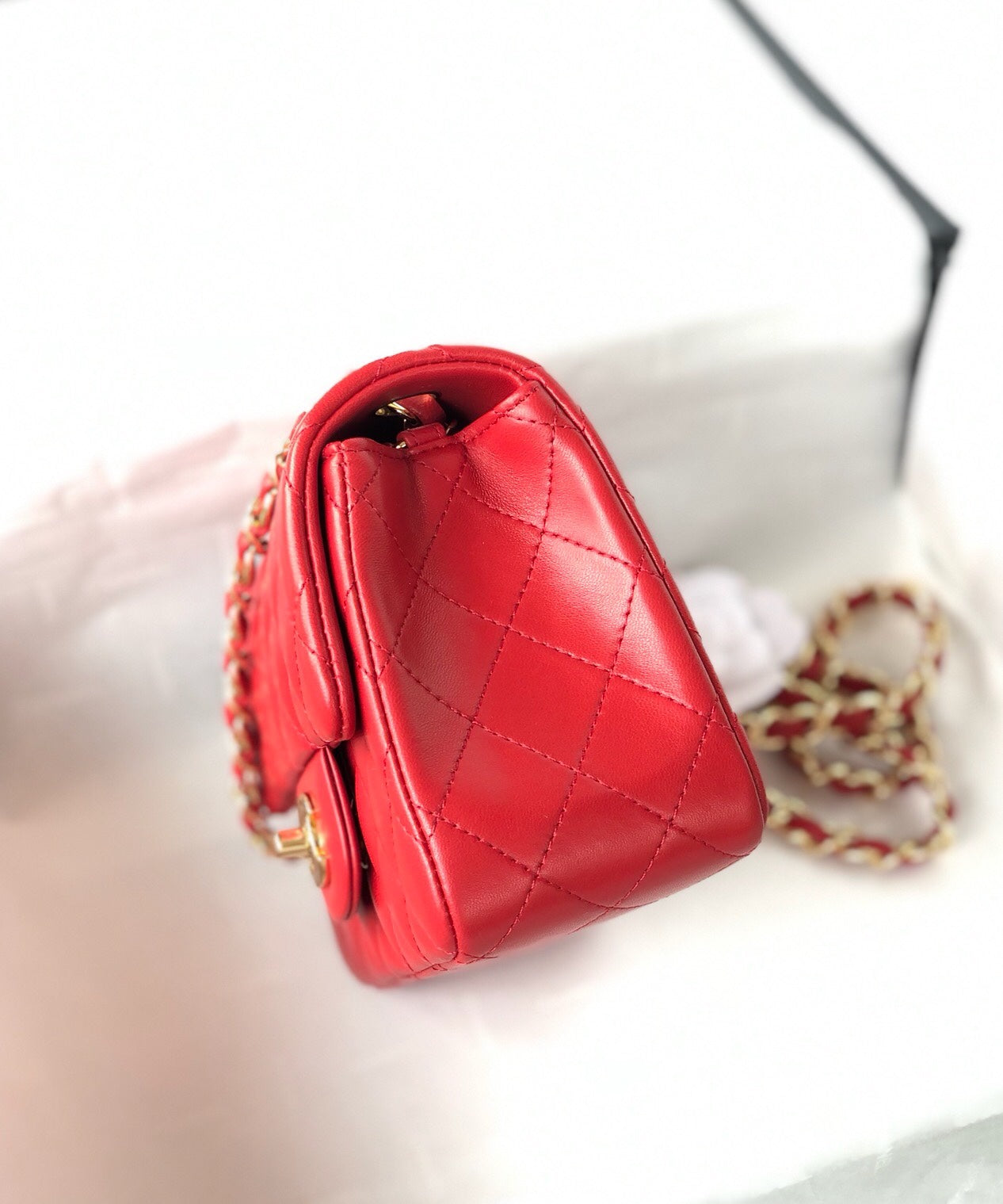 MINI SAC À RABAT CARRÉ 17 CM EN CUIR D'AGNEAU ROUGE QUINCAILLERIE DORÉE
