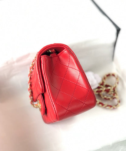 MINI SAC À RABAT CARRÉ 17 CM EN CUIR D'AGNEAU ROUGE QUINCAILLERIE DORÉE