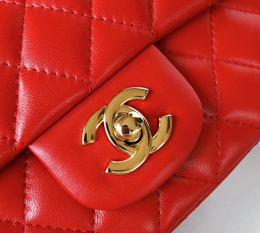 MINI SAC À RABAT CARRÉ 17 CM EN CUIR D'AGNEAU ROUGE QUINCAILLERIE DORÉE