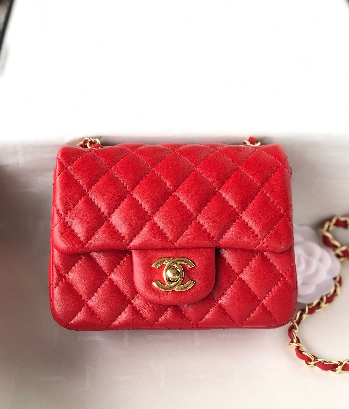 MINI SAC À RABAT CARRÉ 17 CM EN CUIR D'AGNEAU ROUGE QUINCAILLERIE DORÉE