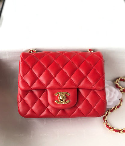 MINI SAC À RABAT CARRÉ 17 CM EN CUIR D'AGNEAU ROUGE QUINCAILLERIE DORÉE