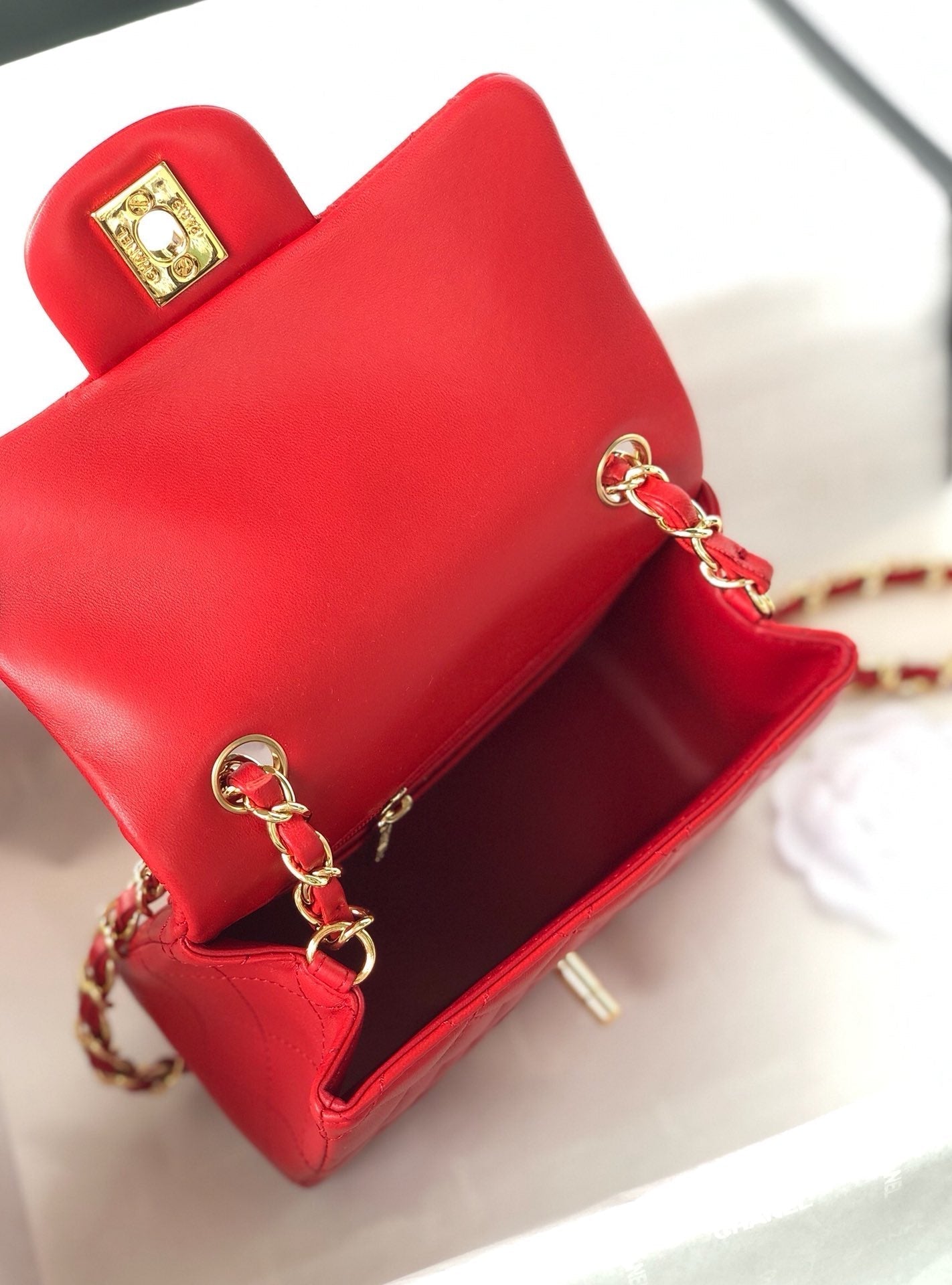 MINI SAC À RABAT CARRÉ 17 CM EN CUIR D'AGNEAU ROUGE QUINCAILLERIE DORÉE