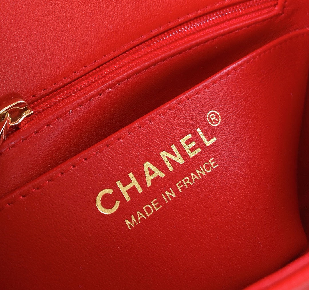 MINI SAC À RABAT CARRÉ 17 CM EN CUIR D'AGNEAU ROUGE QUINCAILLERIE DORÉE