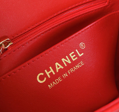 MINI SAC À RABAT CARRÉ 17 CM EN CUIR D'AGNEAU ROUGE QUINCAILLERIE DORÉE
