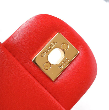 MINI SAC À RABAT CARRÉ 17 CM EN CUIR D'AGNEAU ROUGE QUINCAILLERIE DORÉE