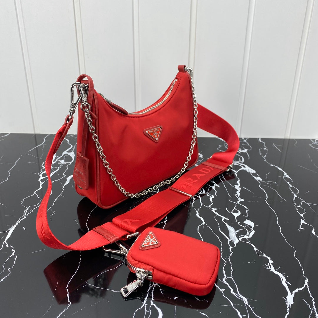 SAC PRA HOBO 22 EN RE-NYLON ROUGE CERISE