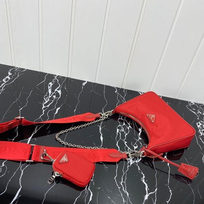 SAC PRA HOBO 22 EN RE-NYLON ROUGE CERISE