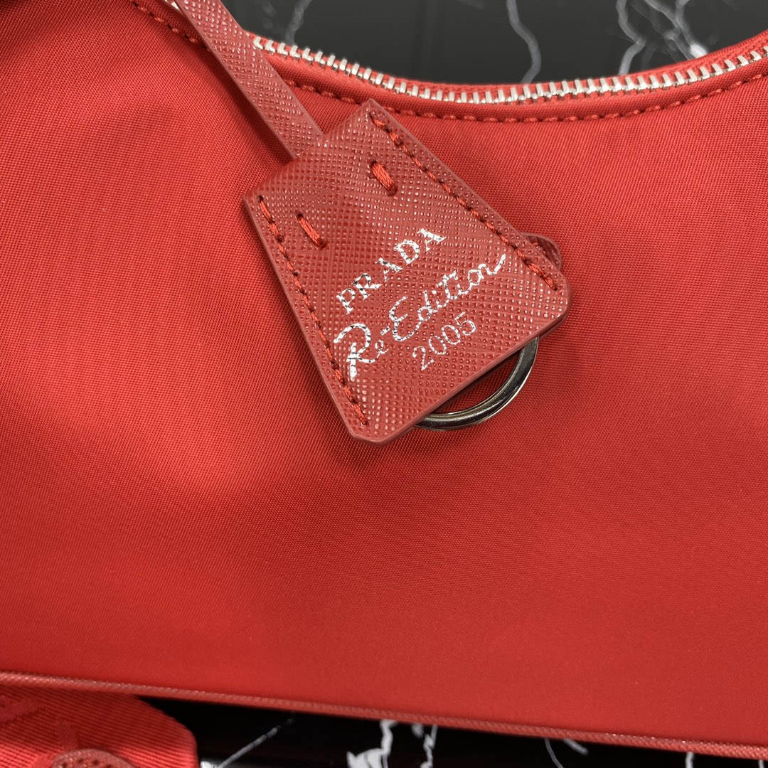 SAC PRA HOBO 22 EN RE-NYLON ROUGE CERISE