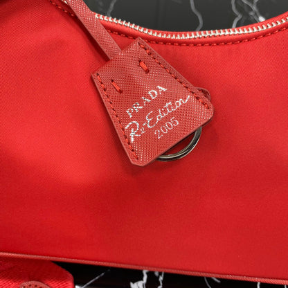 SAC PRA HOBO 22 EN RE-NYLON ROUGE CERISE
