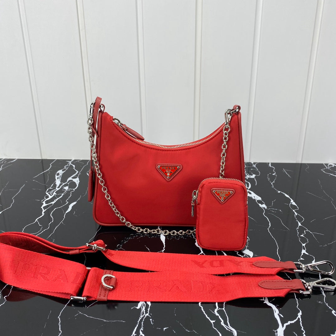 SAC PRA HOBO 22 EN RE-NYLON ROUGE CERISE