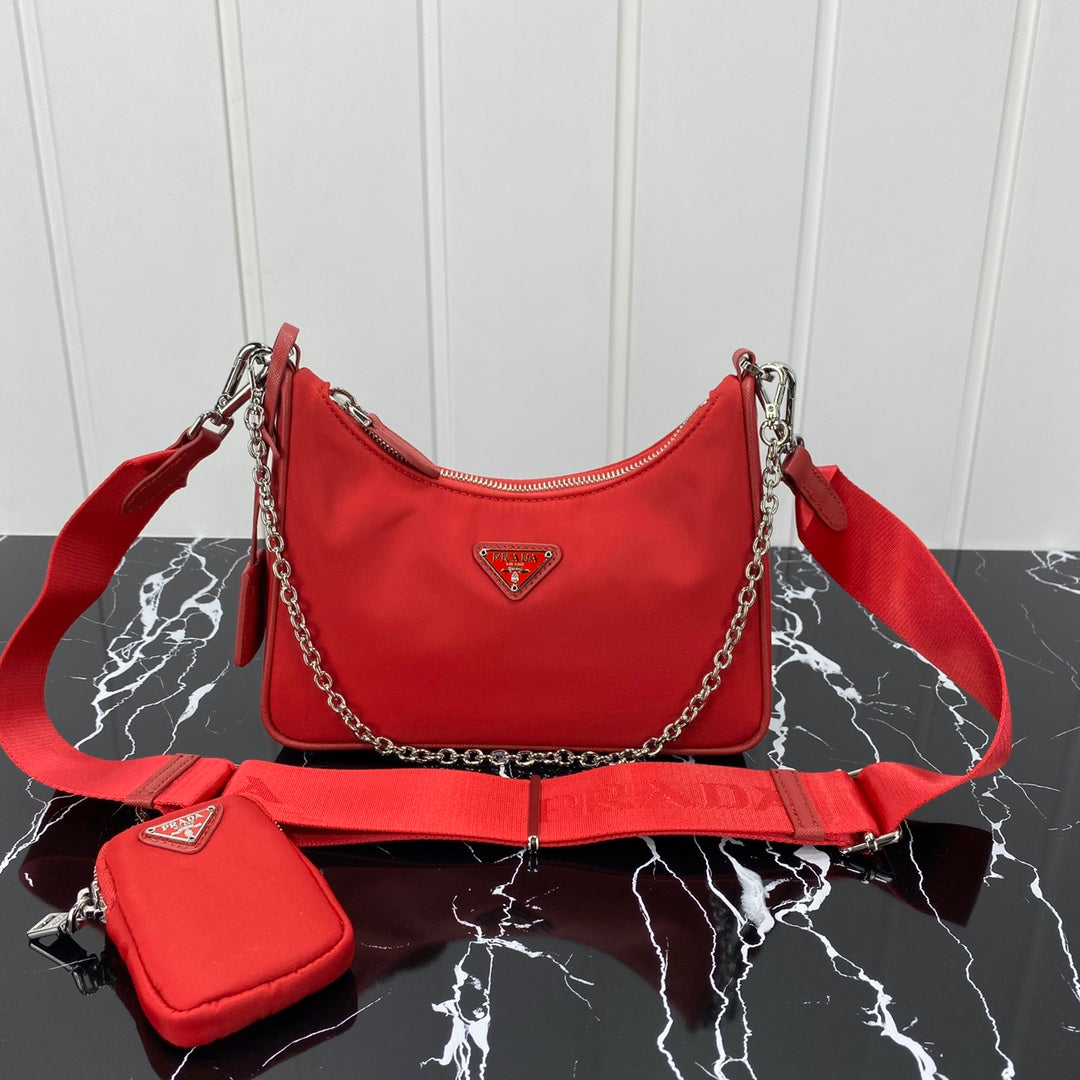 SAC PRA HOBO 22 EN RE-NYLON ROUGE CERISE