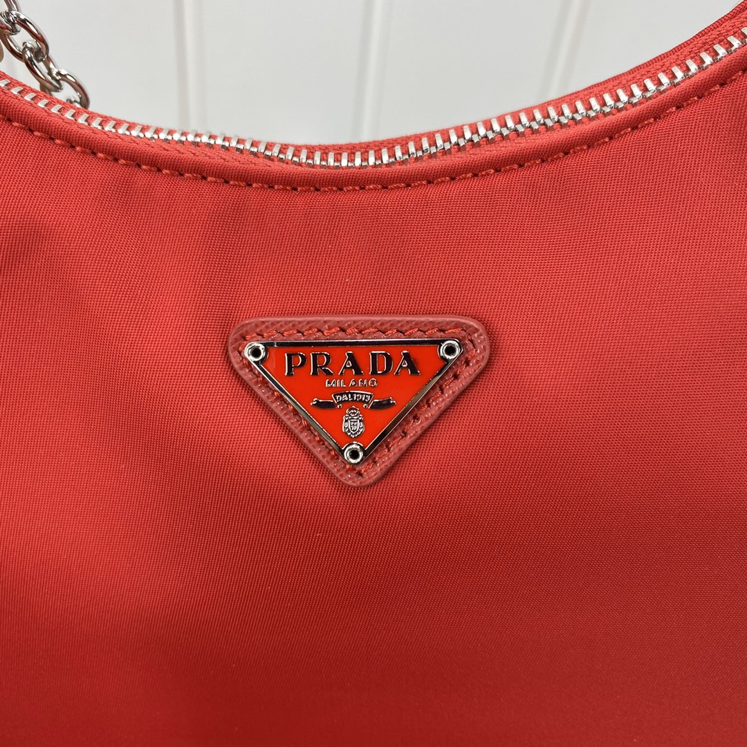 SAC PRA HOBO 22 EN RE-NYLON ROUGE CERISE