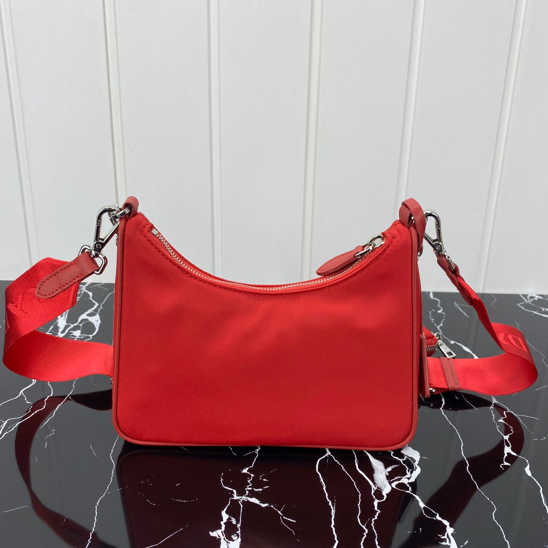 SAC PRA HOBO 22 EN RE-NYLON ROUGE CERISE
