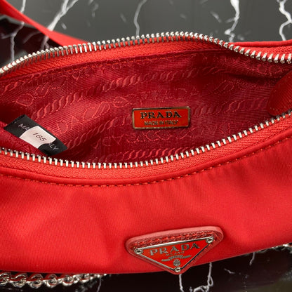 SAC PRA HOBO 22 EN RE-NYLON ROUGE CERISE