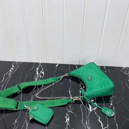 SAC PRA HOBO 22 EN RE-NYLON VERT FROID