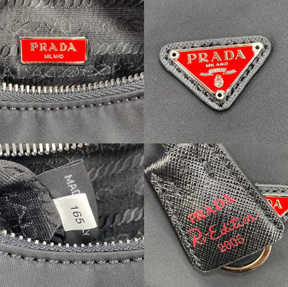 PRA HOBO 22 バッグ（ブラック RE-NYLON製、レッドロゴ入り）