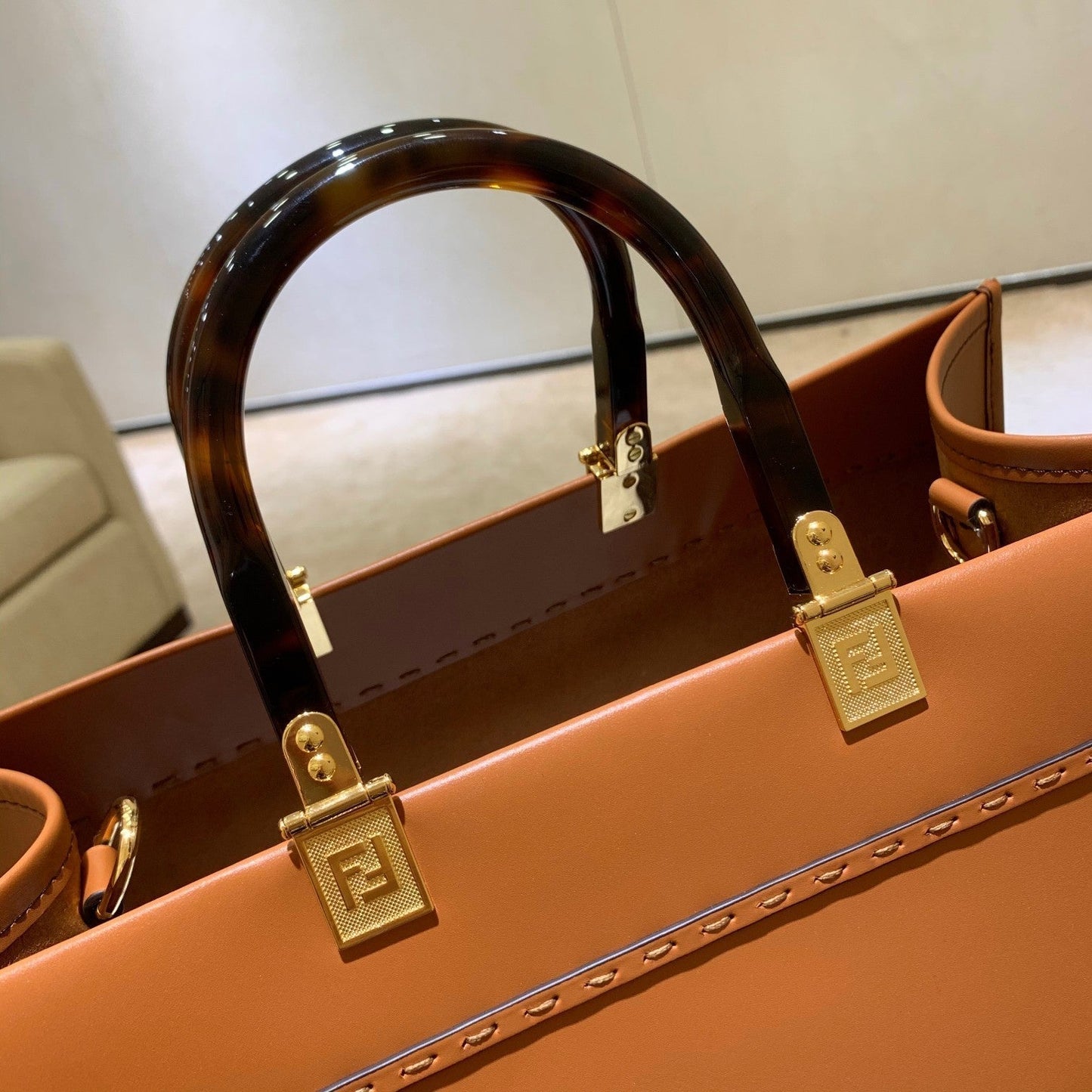 SAC CABAS SHINE 40 EN CUIR DE VEAU GAUFRÉ ORANGE CAROTTE