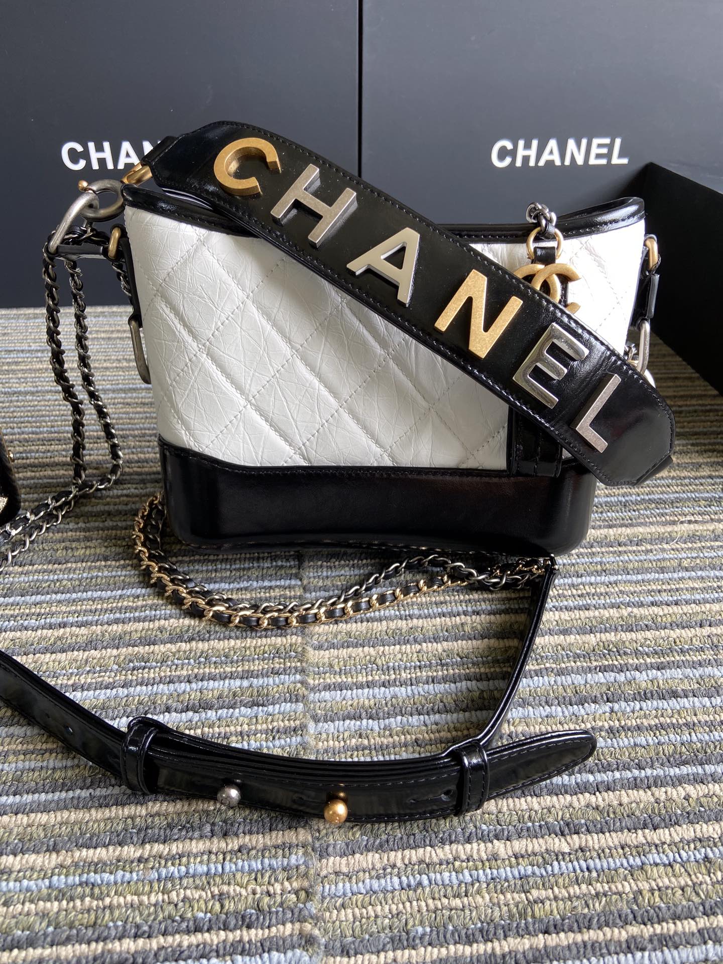 SAC HOBO CC MEDIUM 20 EN CUIR DE VEAU BLANC MIXTE NOIR AVEC BANDOULIÈRE