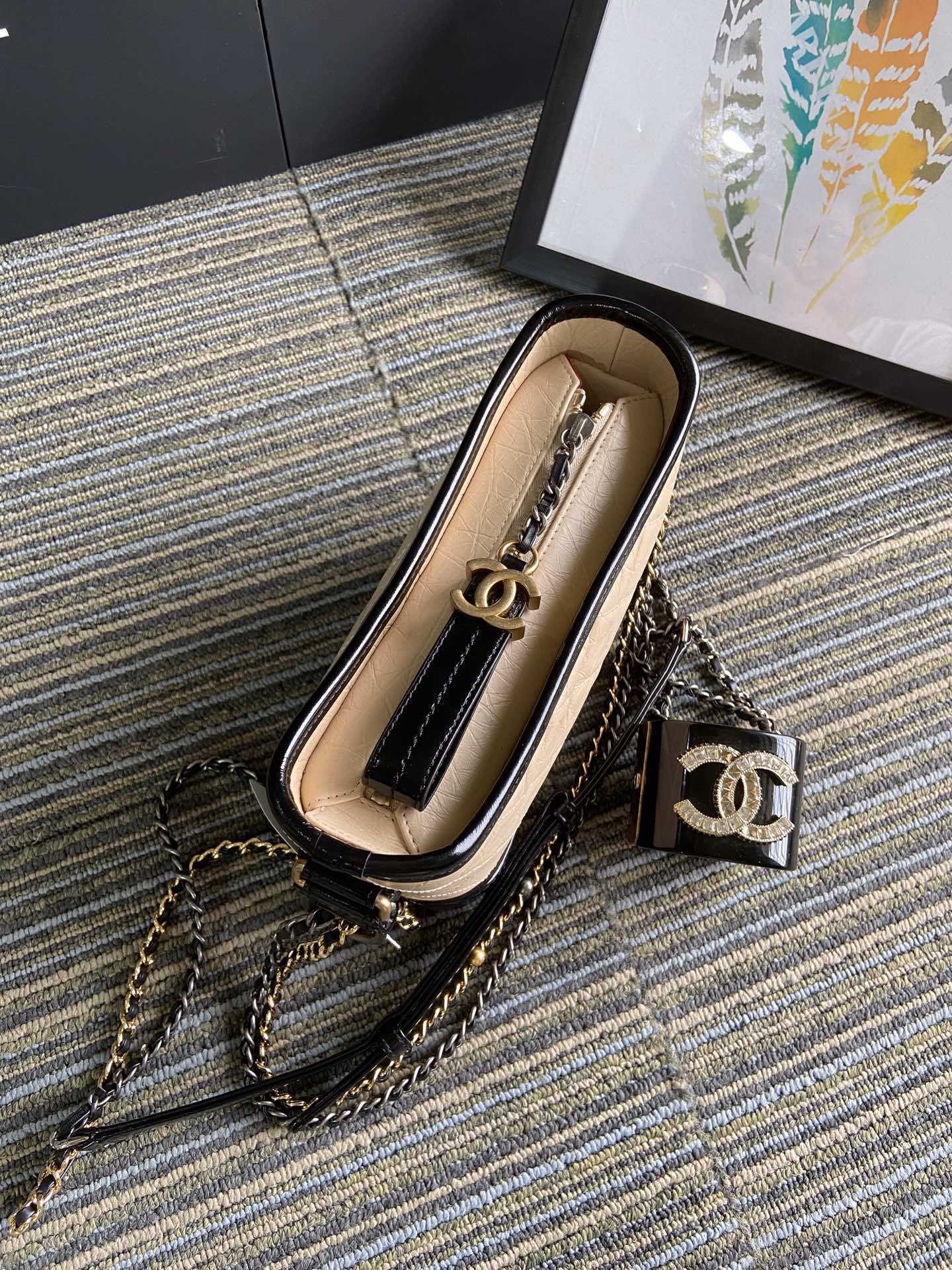 Sac Hobo CC Medium 20 en cuir de veau beige, crème et noir avec bandoulière