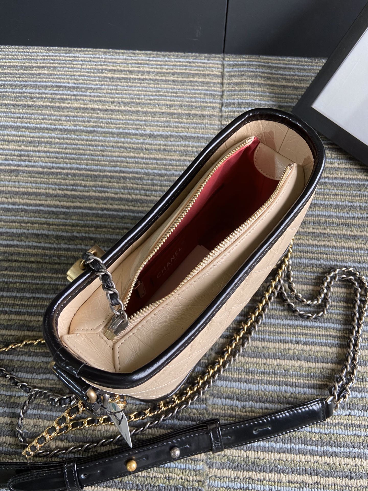 Sac Hobo CC Medium 20 en cuir de veau beige, crème et noir avec bandoulière