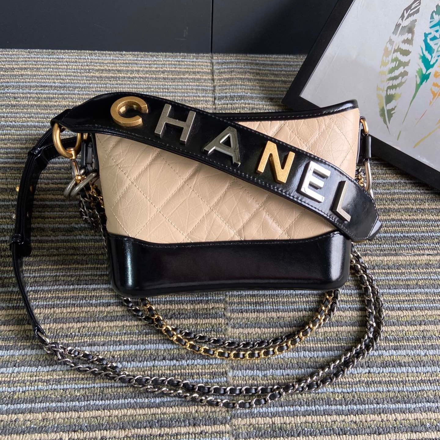 Sac Hobo CC Medium 20 en cuir de veau beige, crème et noir avec bandoulière